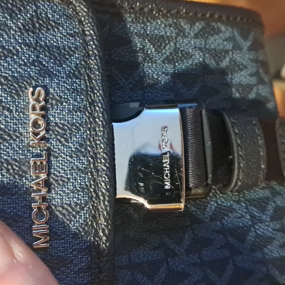 Michael Kors Cellphone crossbody - Picture 3 of 3